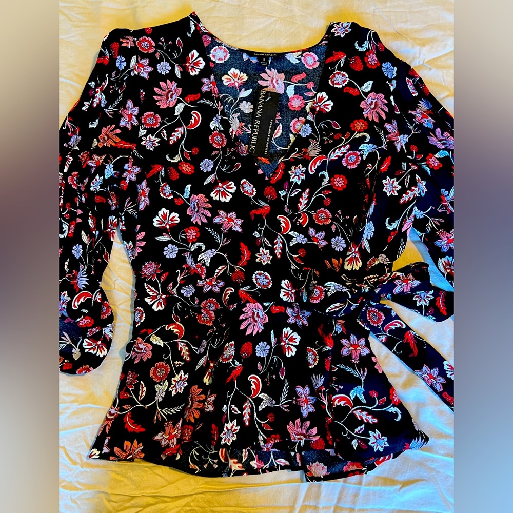 Banana Republic NWT wrap blouse, floral pattern, 3/4 puffy sleeves elastic ends